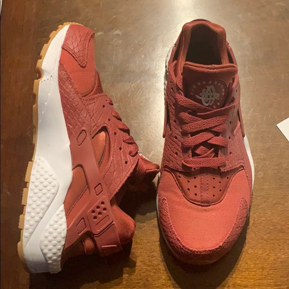 red/maroon nike air huarache’s